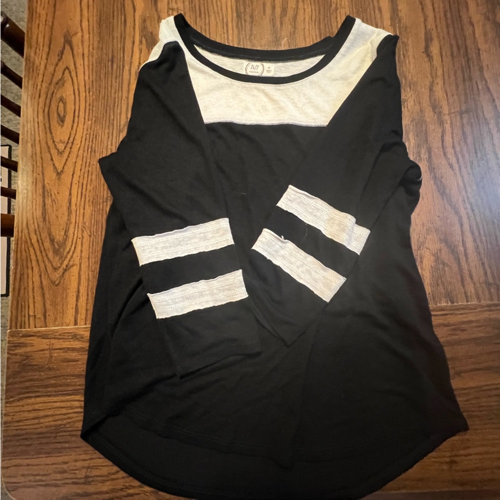 3/4 length arms. Light weight. - Picture 2 of 4